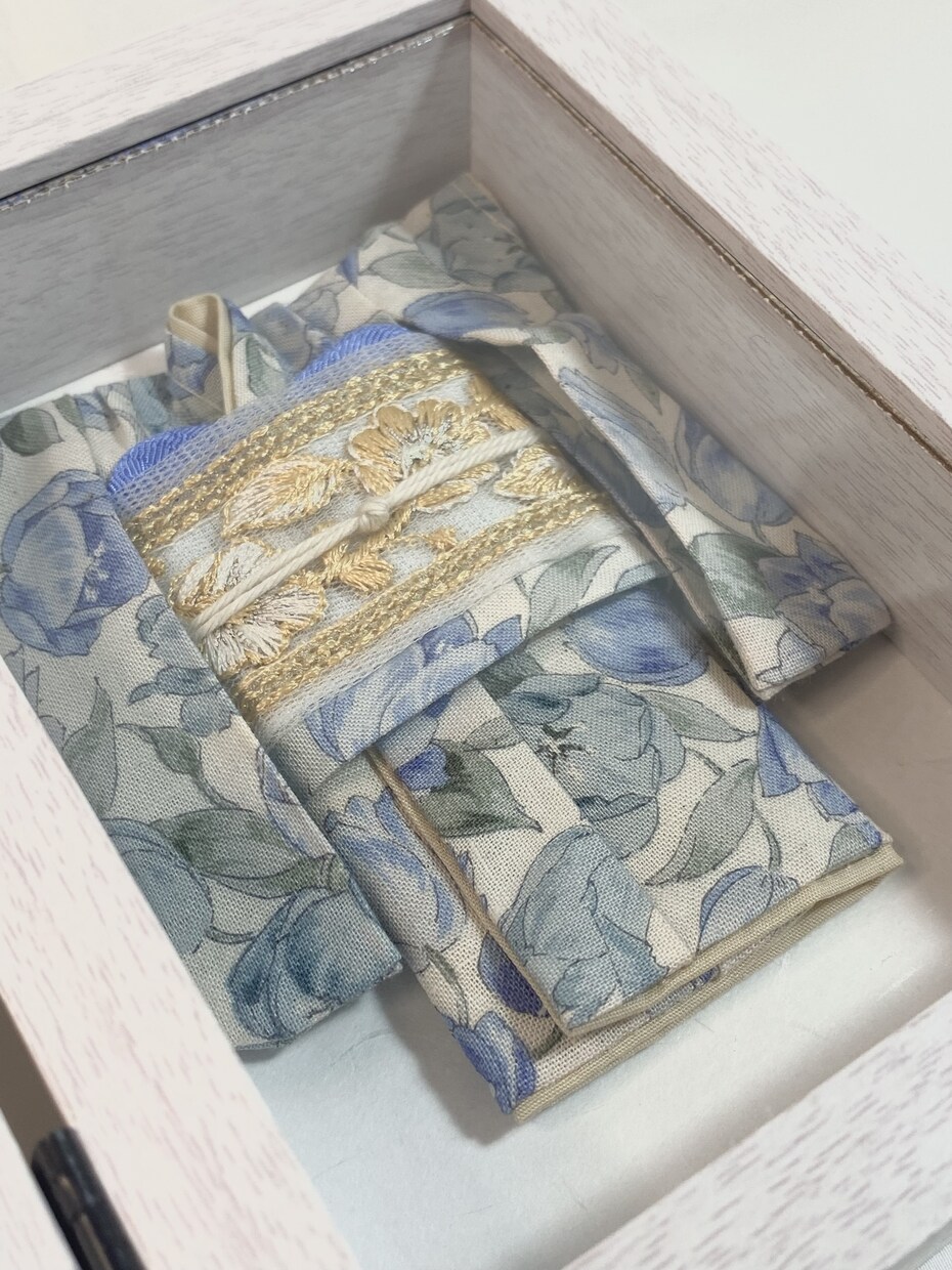 思い出の着物をミニ着物に仕立てます 大切な着物や思い出の生地を小さな着物として仕立てて残します。 イメージ5