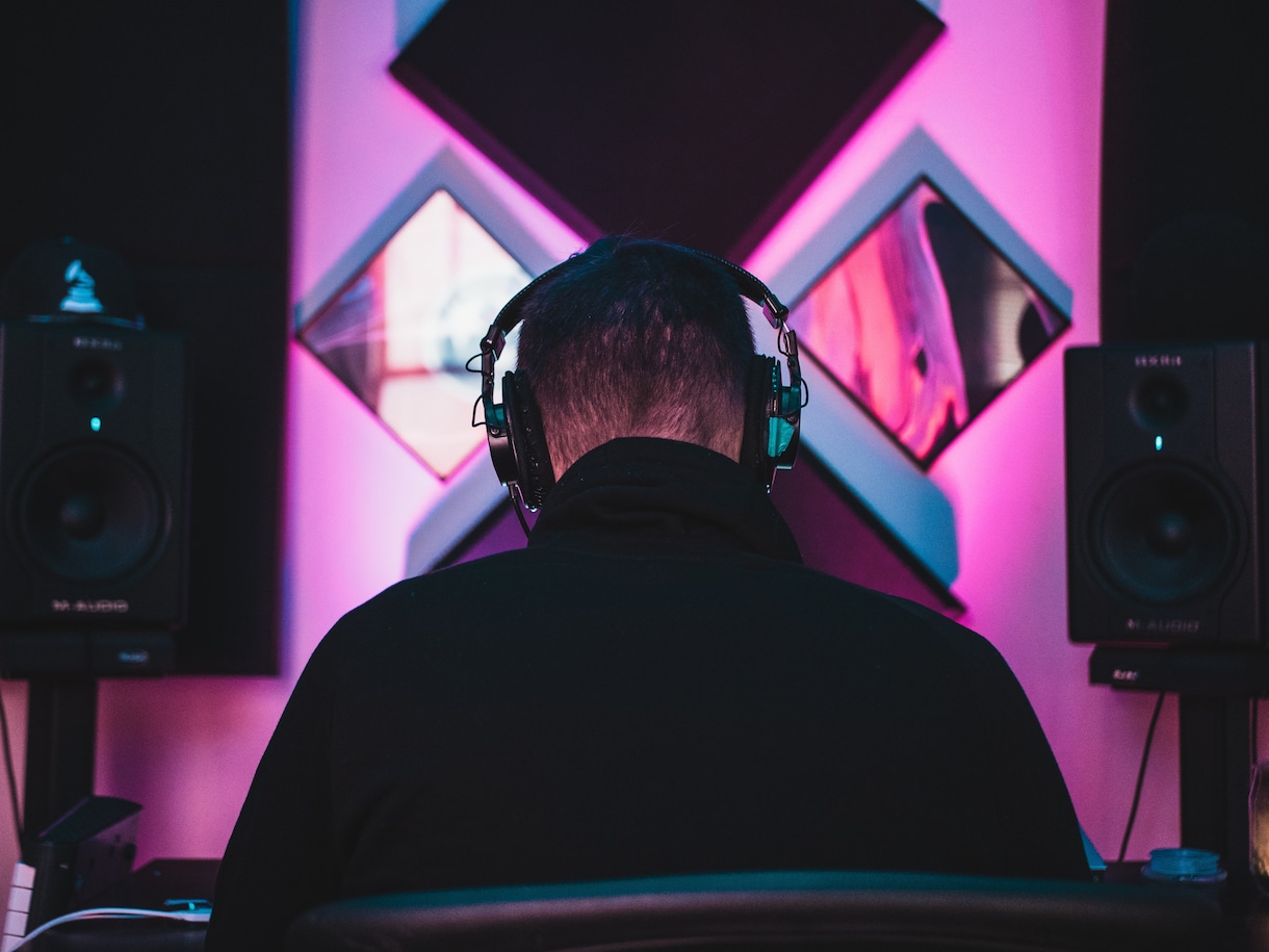 作曲からマスタリングまでを担当させていただきます ビルボードチャートproducerを軸に曲を完成致します。 イメージ3