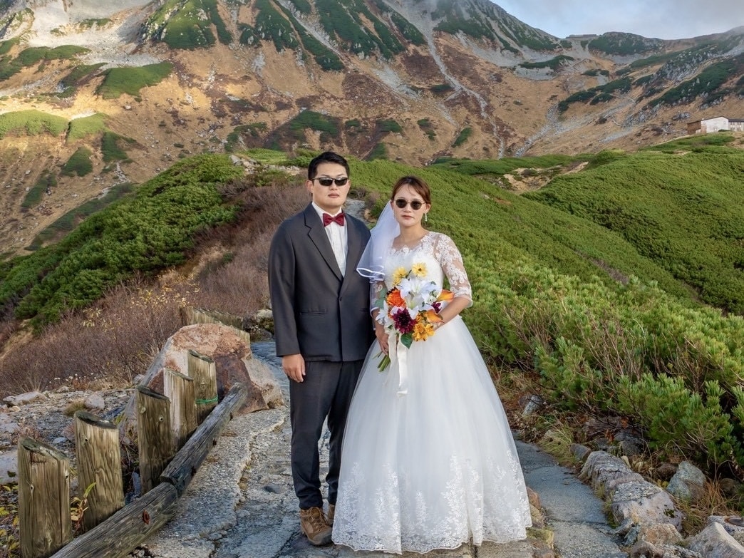 山でウェディングフォト撮ります 登山をしながら前撮り・後撮り・ロケーションフォト！ イメージ3