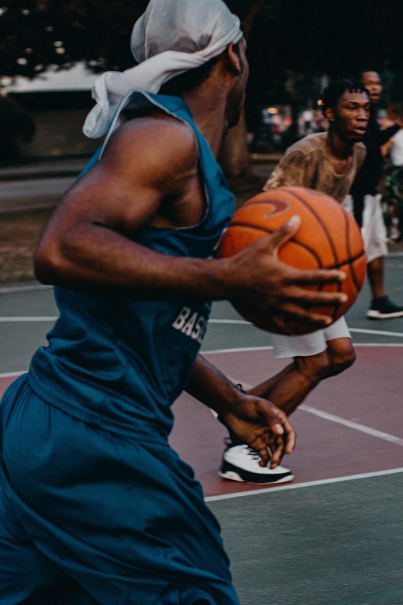 NBA選手もやっていたドリブル練習法教えます スキーの手袋でドリブル。基本の継続が一番大事 イメージ1