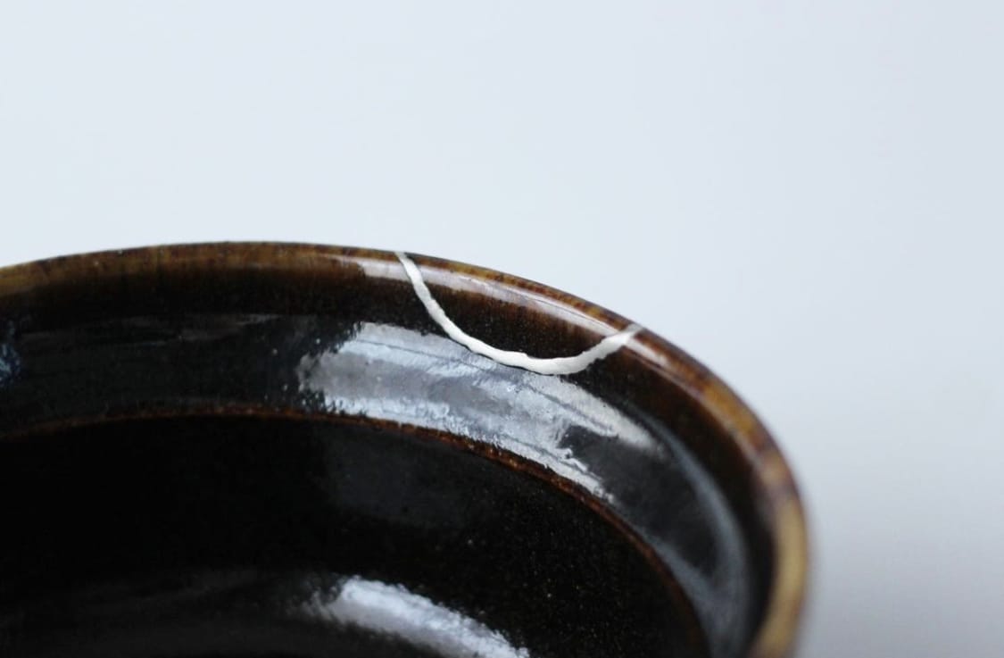 金継ぎで器の割れ、欠け、ヒビをお直しします 天然の漆を用いて行い、もっとも強固に修復する施工方法です。 イメージ9