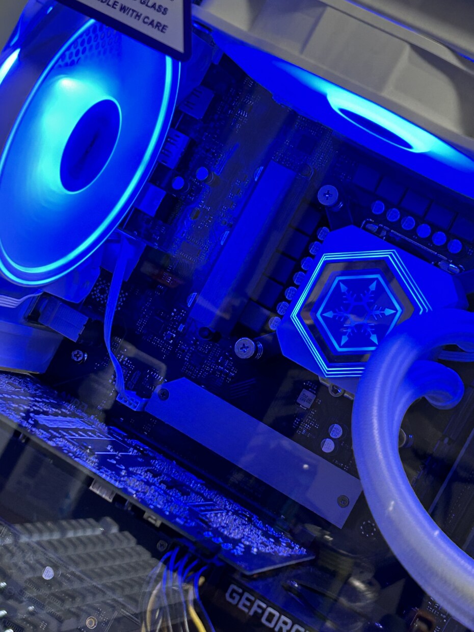 見た目性能ともに理想のPCをお作りします 仕事もゲームも最高効率で！複数台も受け付けております！ イメージ1