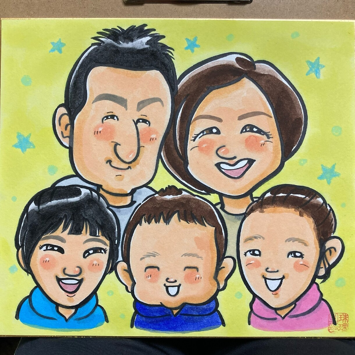 手描きで家族やカップルの似顔絵を描きます 手描きの似顔絵！色紙に水彩絵の具で描きます。 イメージ4