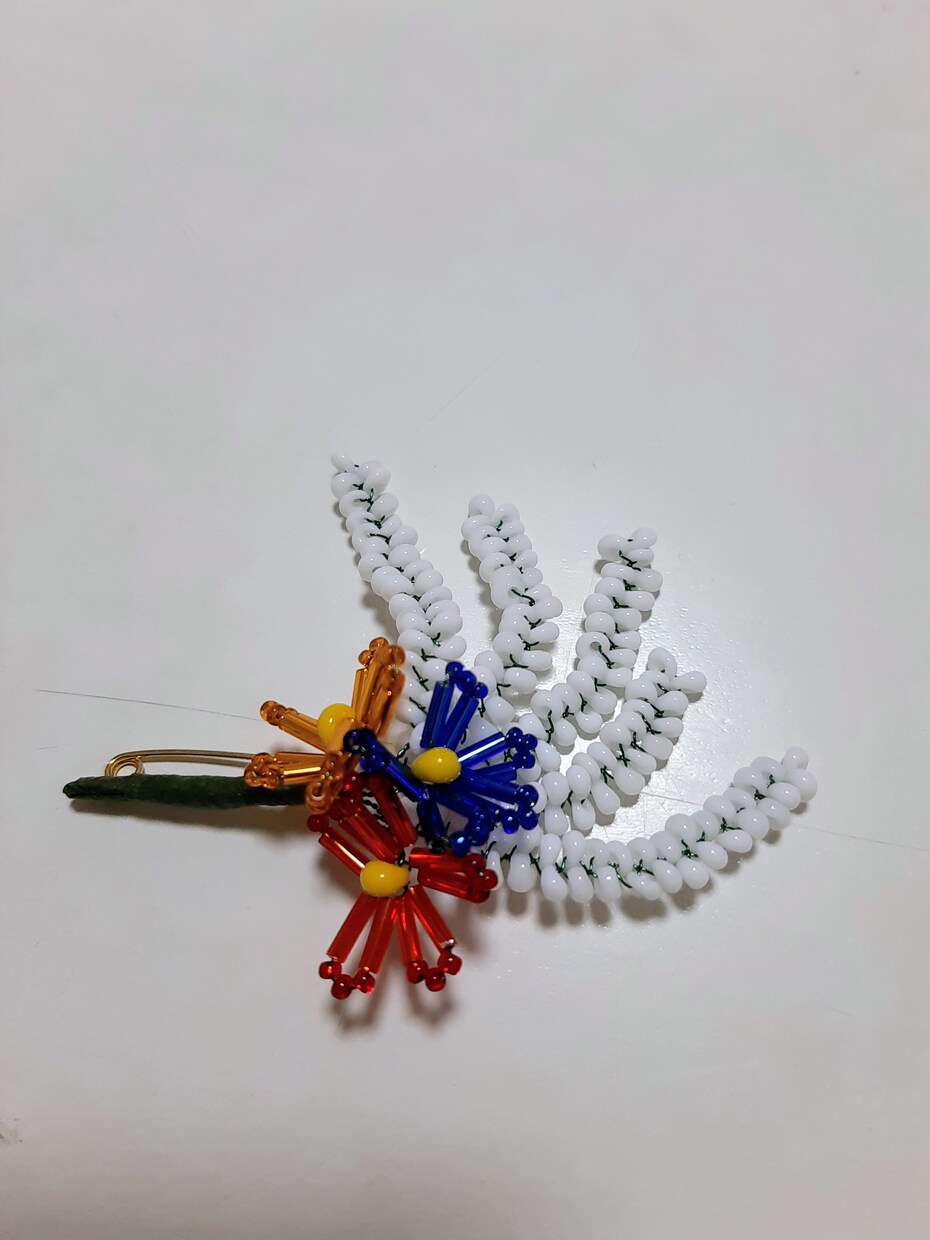 ビーズで作ったアクセサリーを販売します ビーズの花や葉のブローチ7個のセットです。 イメージ4