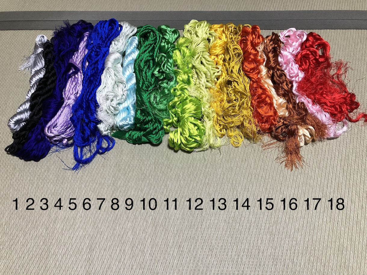 組紐で紐を組みます ご希望の太さで作ります。光沢の美しい糸で作る紐です。 イメージ6