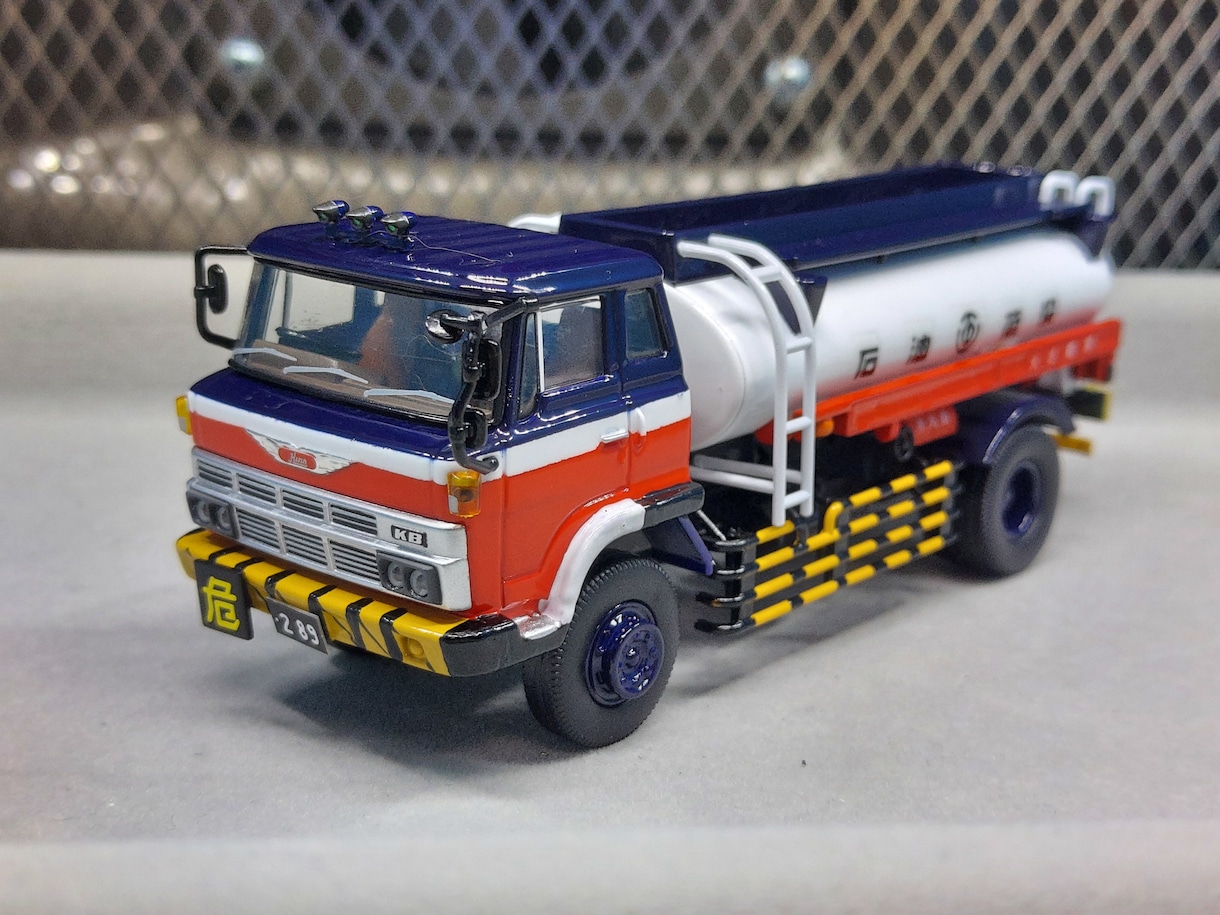 ミニカーのリペイント(お好きな色に塗装)します 20年自動車鈑金塗装をしてきたおじさんのミニカーの塗装です。 イメージ1