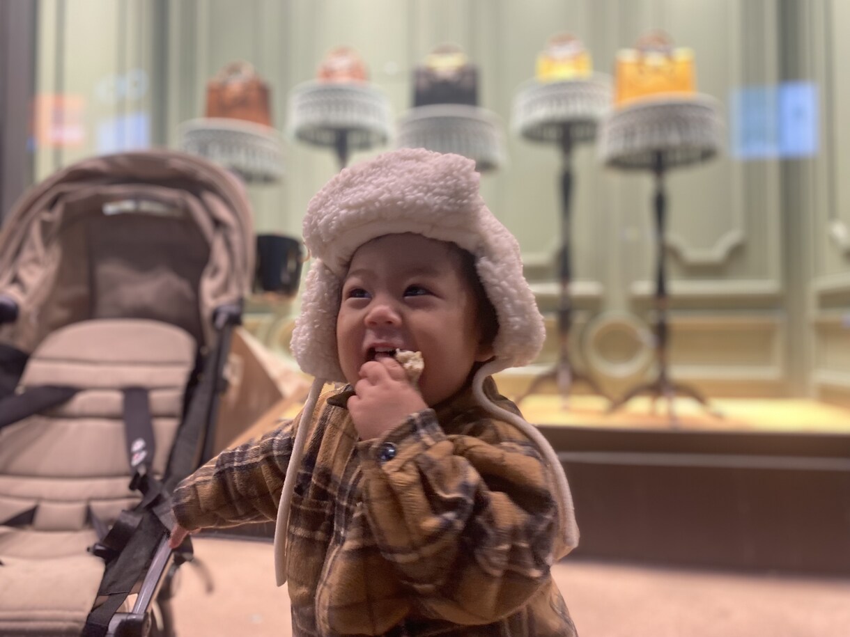 遊ぶ、食べる、笑うベビー子どもの写真素材提供します ぱっちりお目目、さらふわ桃肌、ふさふさヘアーの1歳boyです イメージ7