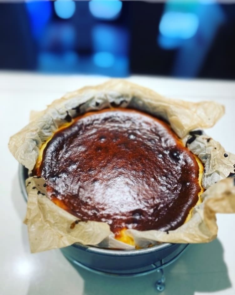 某人気店のバスクチーズケーキのレシピを教えます 【プロレシピシリーズ】混ぜて焼くだけ！簡単に出来るプロの味 イメージ1