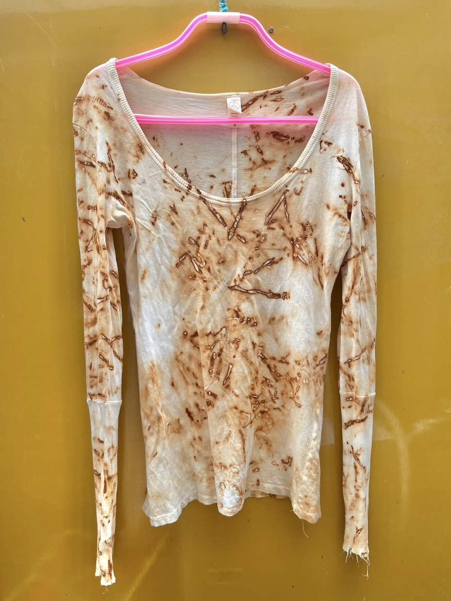 お手持ちのTシャツ/バッグを錆染めします 錆びた釘やねじを使用したインダストリアルな染色 イメージ3