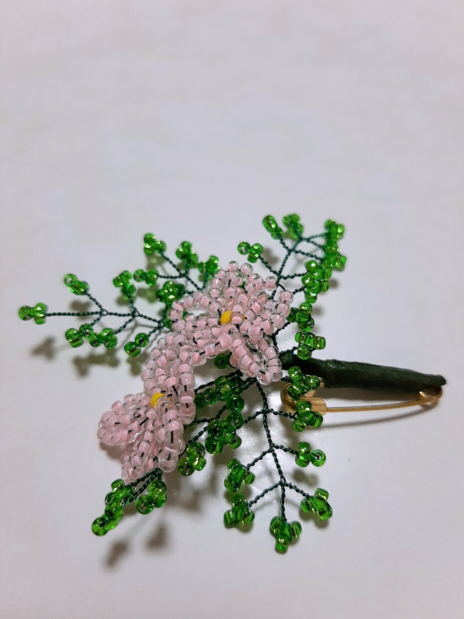 ビーズで作ったアクセサリーを販売します ビーズの花や葉のブローチ7個のセットです。 イメージ6