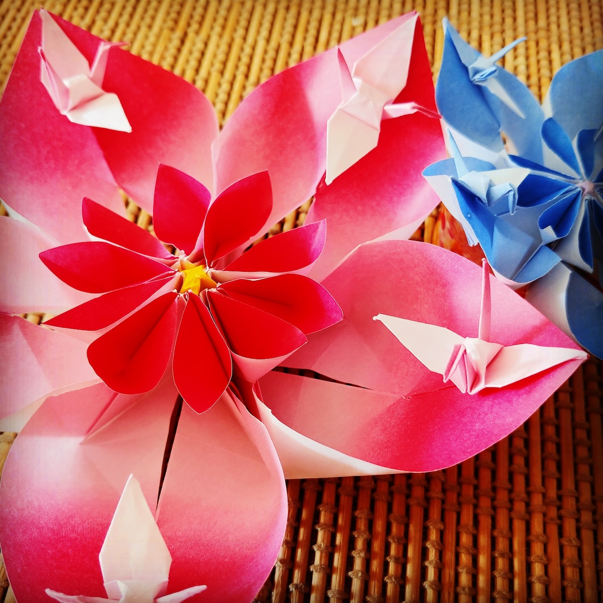 折り図が読めないあなたに、折り紙教えます キャラクター折り紙、とても豪華な花のくす玉、鶴の華など。 イメージ6