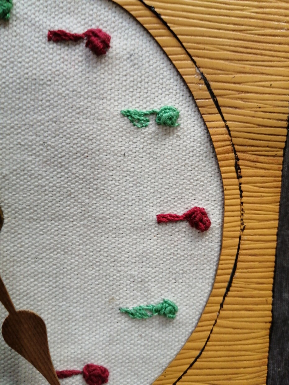 男女の語らいのイメージを刺繍で仕上げますます 手作り刺繍音符掛け時計完全手縫い イメージ4