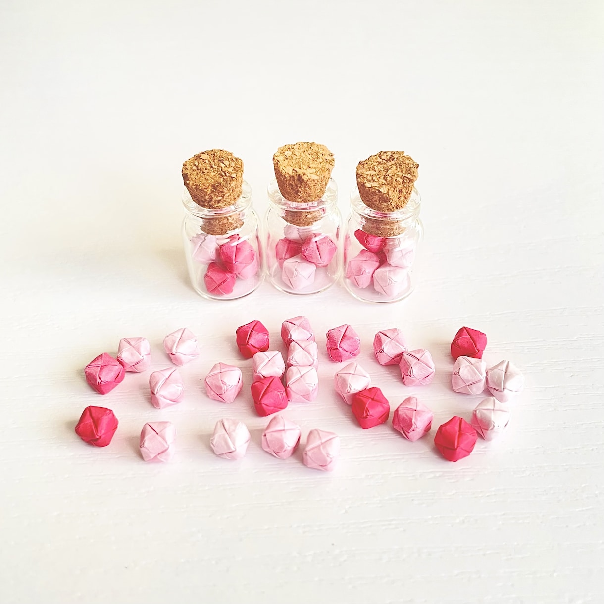 かわいいおりがみの瓶詰め送ります 直径5ミリのおりがみサイコロ！置物やストラップ でどうぞ！ イメージ9