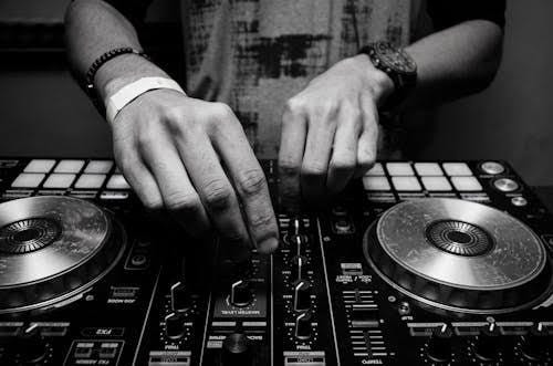 都内現役プロDJがお好きな楽曲をDJMIXします パーティーを盛り上げるbgm等なんでもご相談ください。 イメージ1