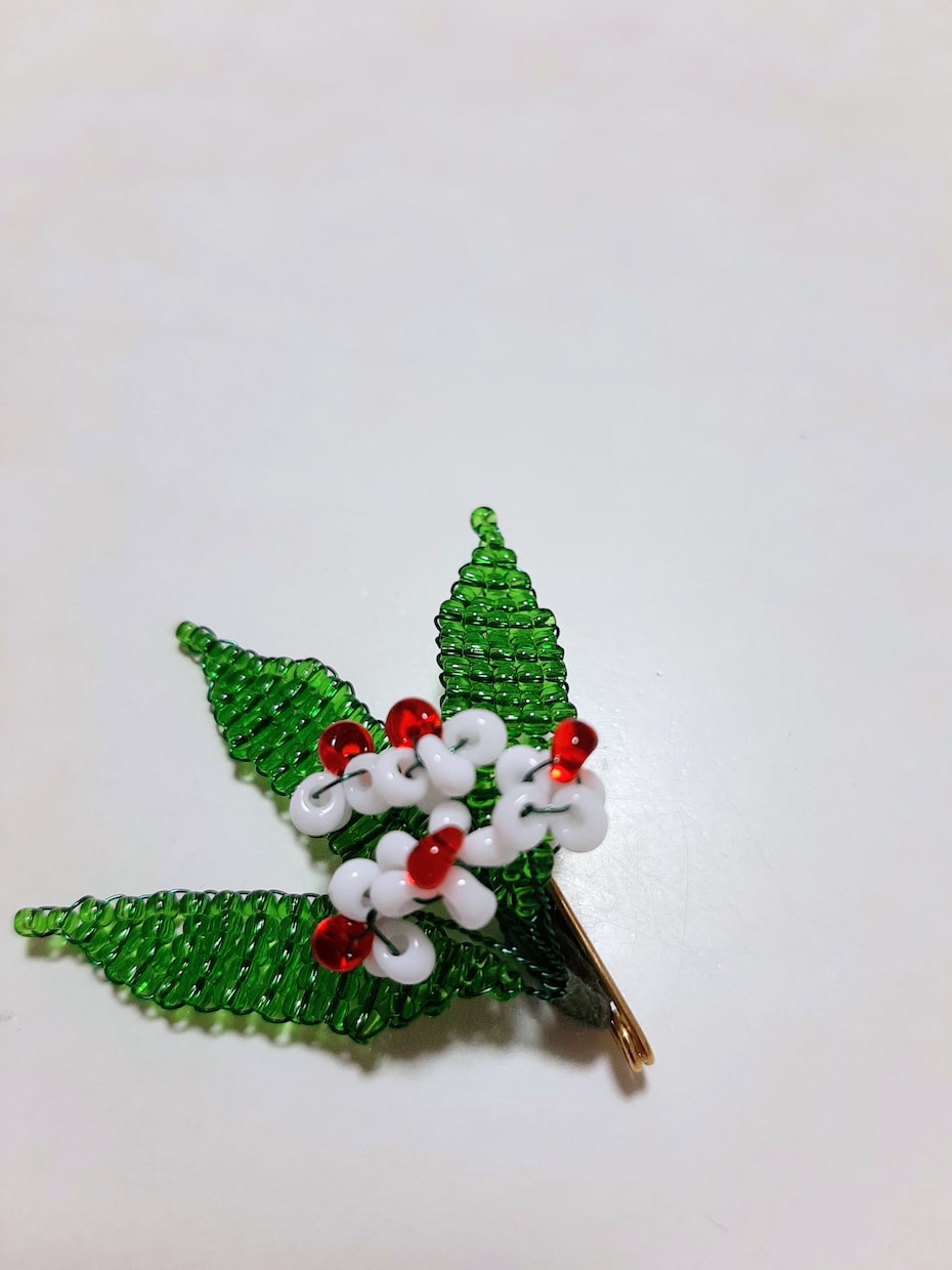 ビーズで作ったアクセサリーを販売します ビーズの花や葉のブローチ7個のセットです。 イメージ8