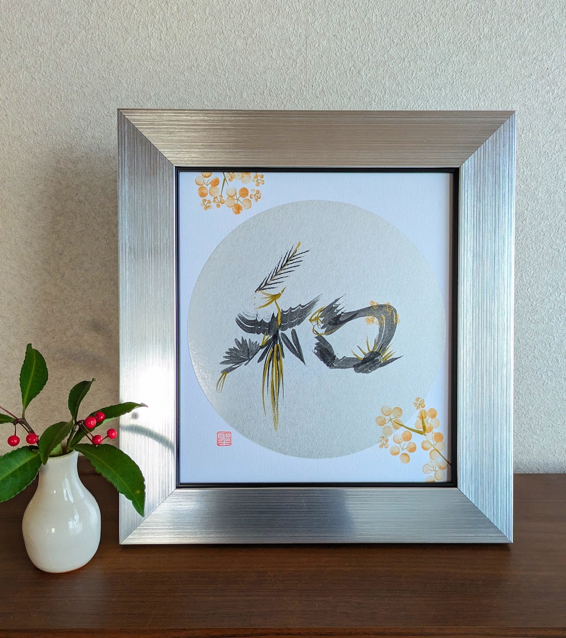 お好きな一文字をモノトーン花文字で描きます 書道アートのような花文字です。色紙大、シルバーの額縁です。 イメージ1