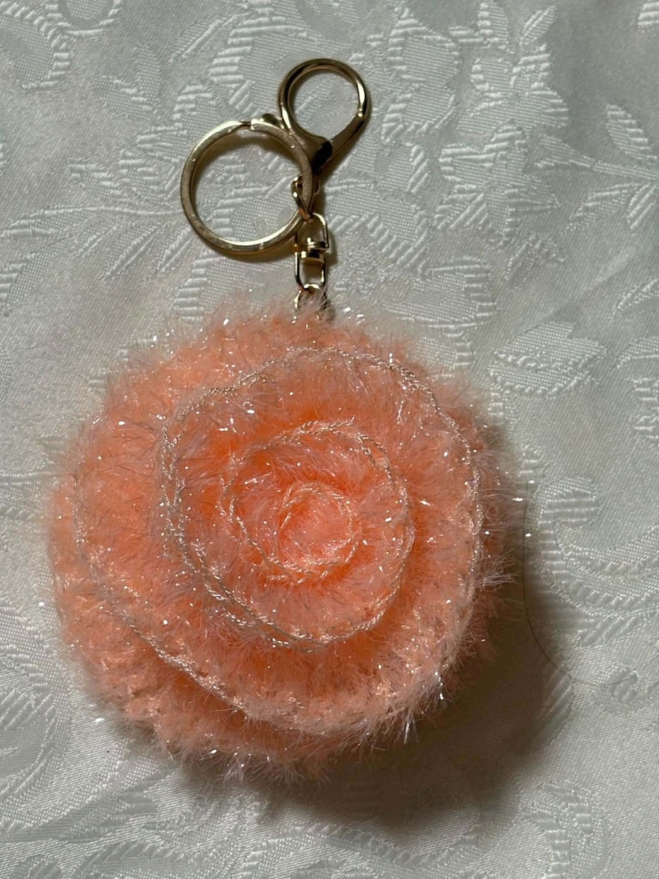 初心者さん歓迎♪薔薇のコサージュを編みます ふわっと可愛い薔薇を一緒に編みませんか？初心者さんも歓迎♪ イメージ2
