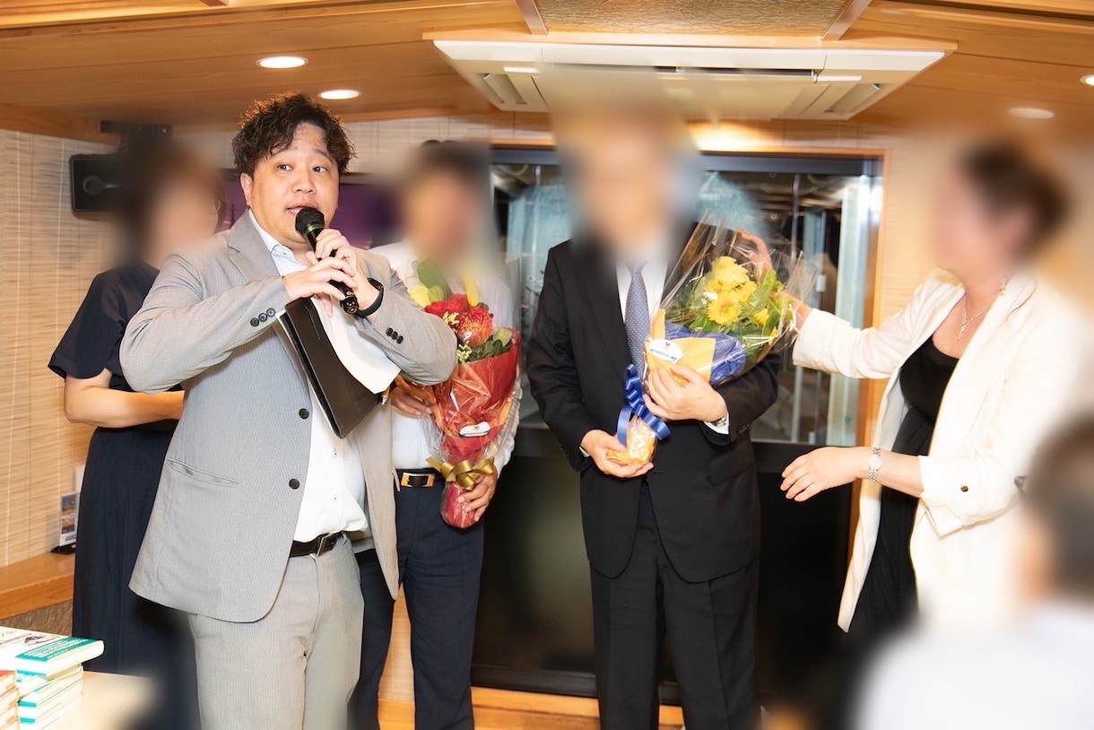 式典・表彰式・社内イベントなど幅広く対応します 元お笑い芸人のプロMCが、場の空気を読みながら丁寧に進行！ イメージ1