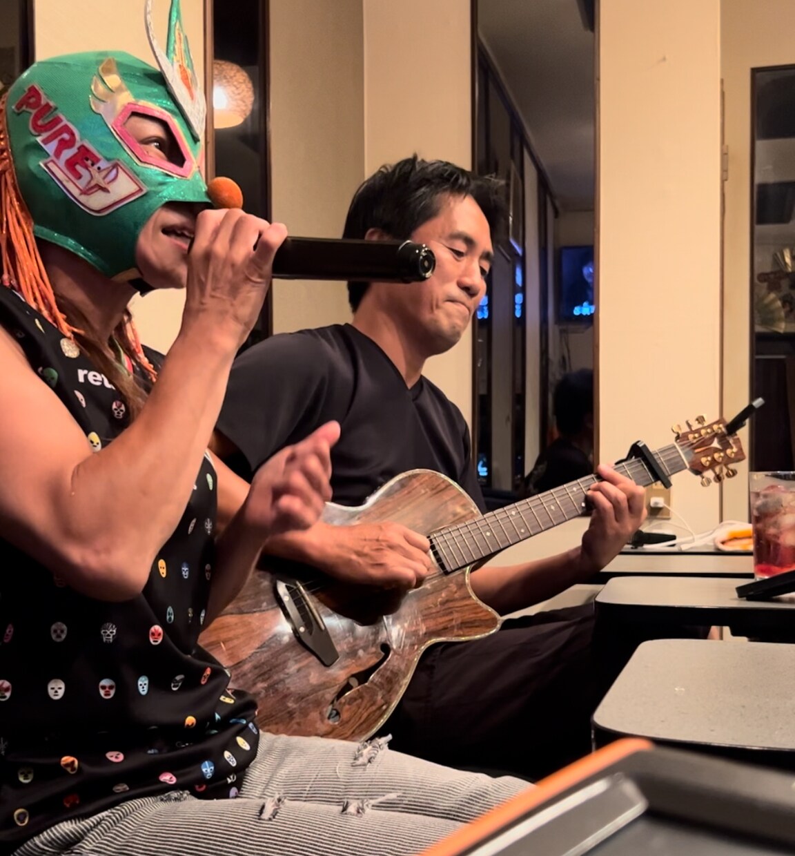 カラオケをギター伴奏で盛り上げます カラオケアコギギタリストとして足立区葛飾区で活動中 イメージ4