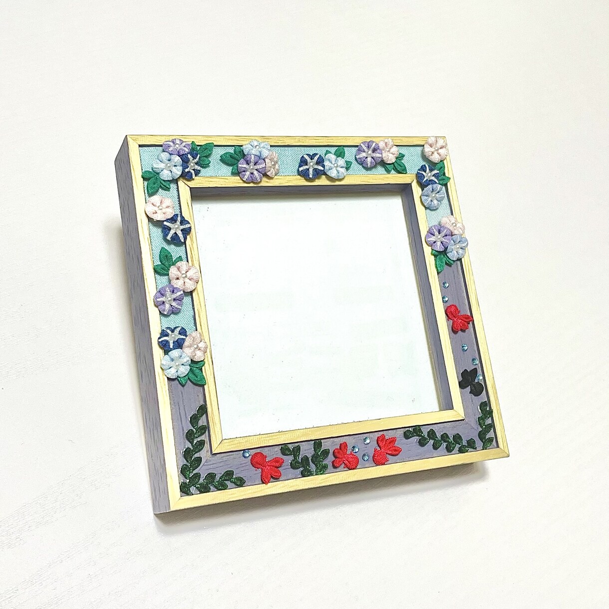 つまみ細工でお好みの写真立て作ります 季節の花やカラフルな色合いなど、ご要望に合わせてお作りします イメージ5