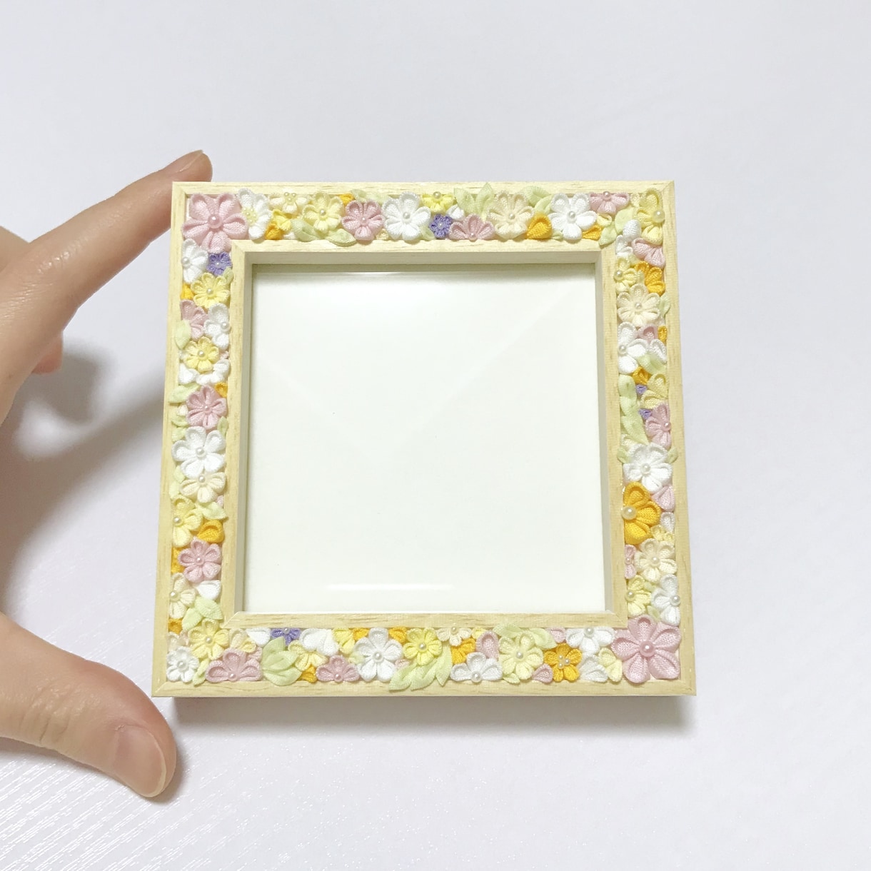 つまみ細工でお好みの写真立て作ります 季節の花やカラフルな色合いなど、ご要望に合わせてお作りします イメージ3