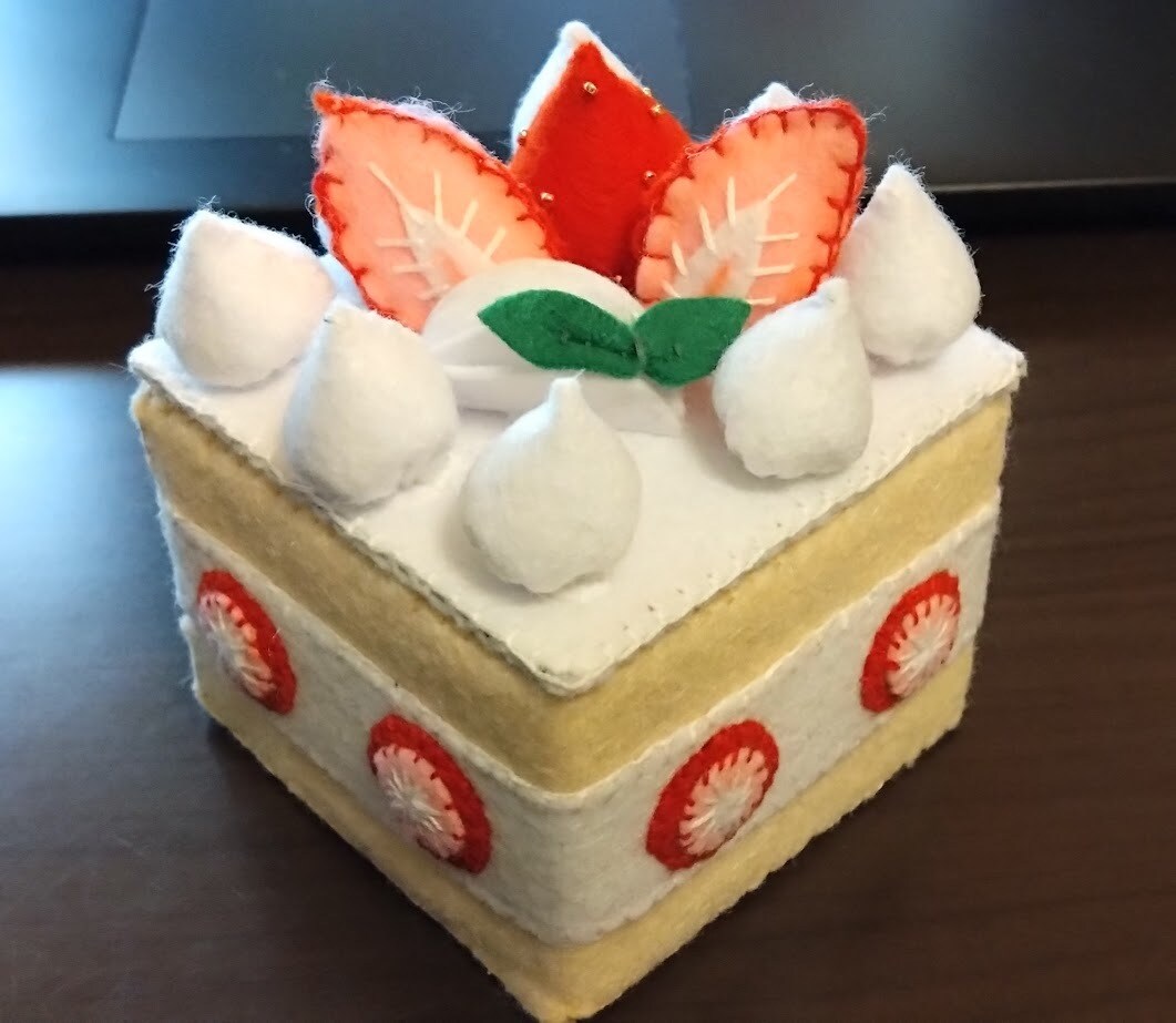 フェルトケーキの小物入れ作ります 全て手縫いですので少しお時間頂きます。 イメージ1