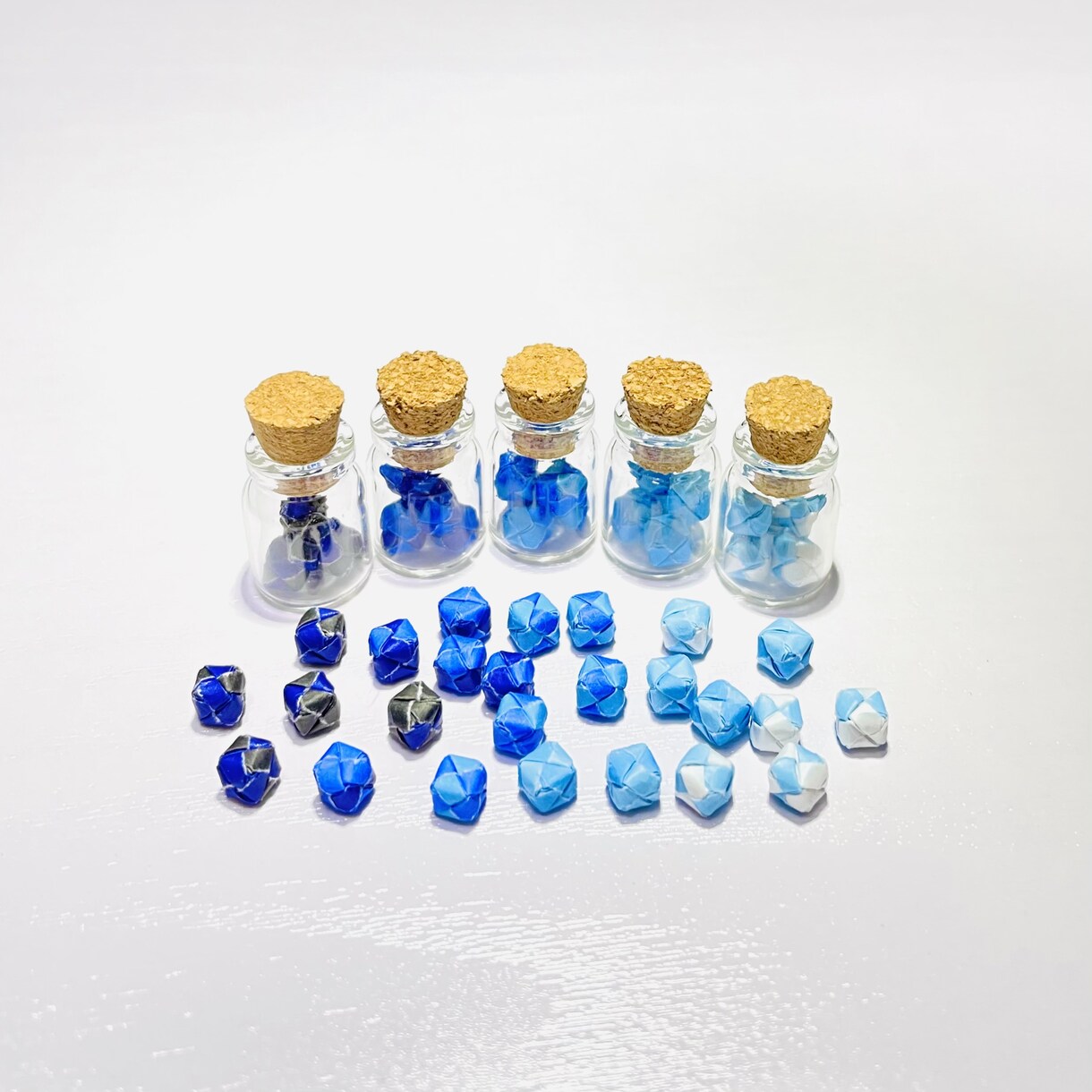 かわいいおりがみサイコロの瓶詰めでアクセ作ります おりがみサイコロが揺れるかわいいイヤリング・ピアスをお届け♡ イメージ5
