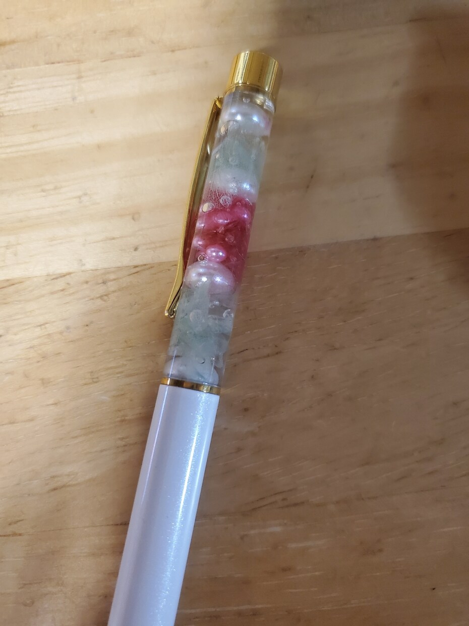 貴方だけのハーバリウムボールペンを作成します パールビーズ、花びら、金粉、水晶などを使用します。 イメージ3