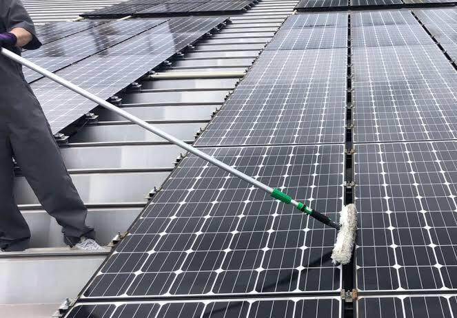 太陽光発電所内の管理いたします パネル掃除や除草作業！お任せください！ イメージ2