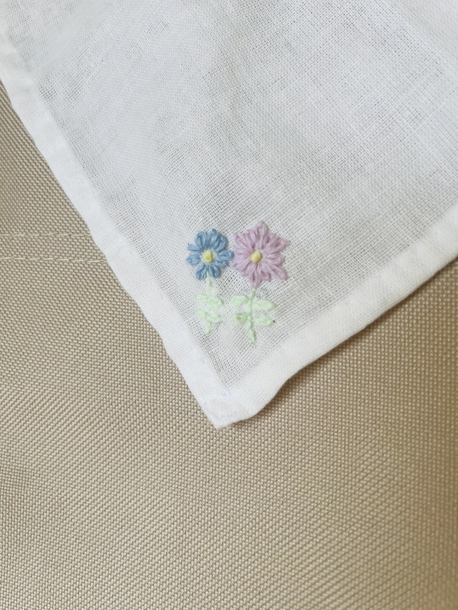 手作りの刺繍します ハンカチにお花や小物の刺繍します。長く愛されるお守りに。 イメージ5