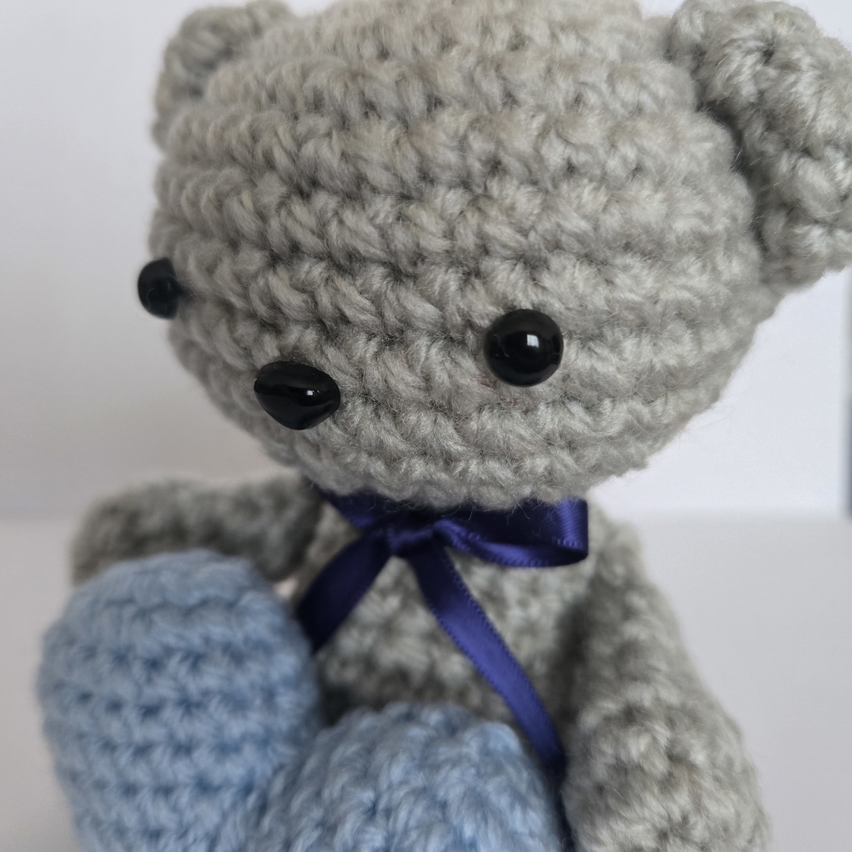 クマのあみぐるみを製作します ハートのモチーフを抱えたクマちゃん、色の組み合わせが選べます イメージ5