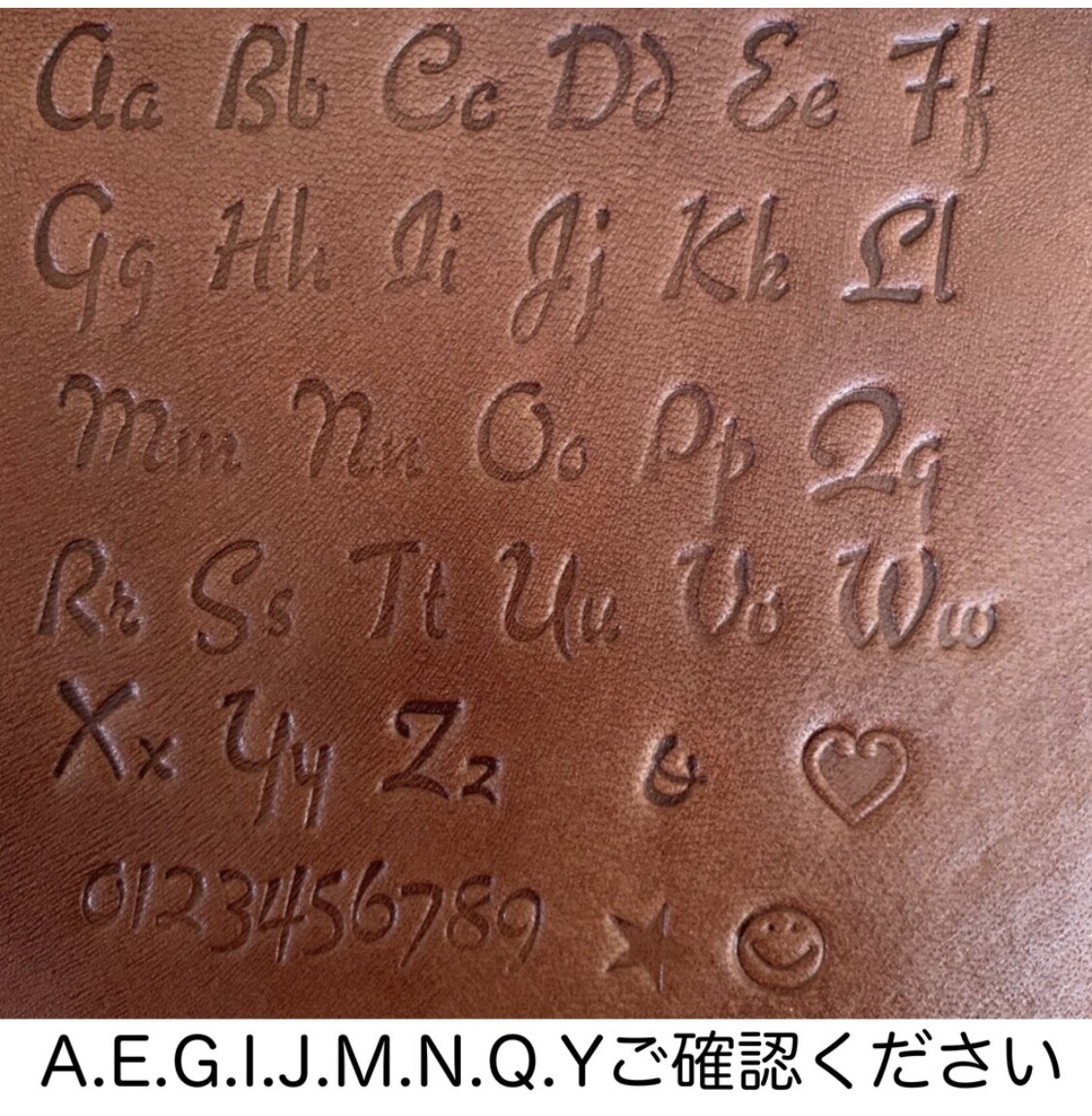 送料込⭐︎名前を刻印した革製ペントレイお届けします 筆記体でお洒落にネーム入れますデスクワークのお供に♪ イメージ6