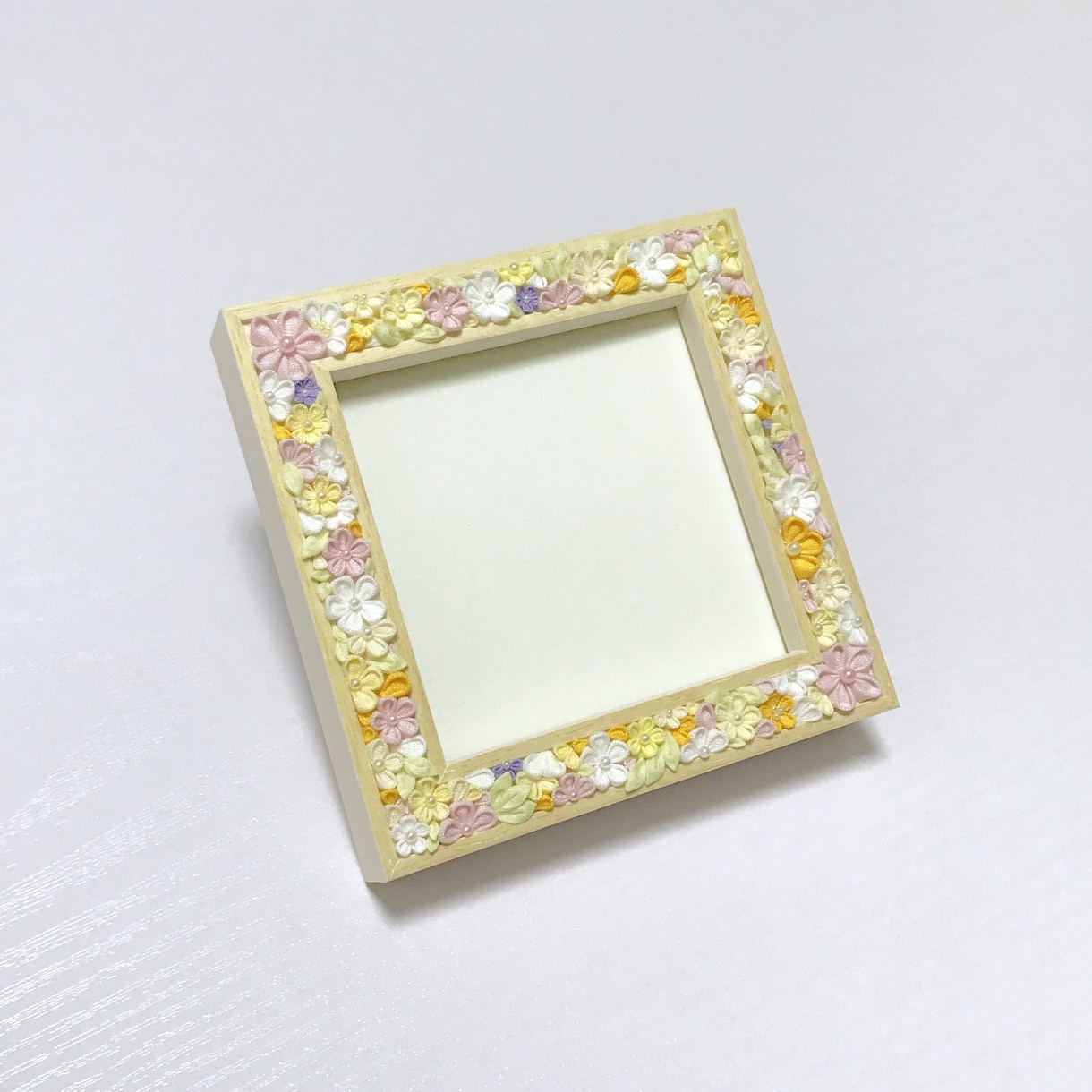 つまみ細工でお好みの写真立て作ります 季節の花やカラフルな色合いなど、ご要望に合わせてお作りします イメージ2
