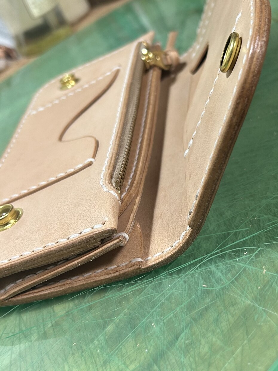 革のお財布を製作します 買った瞬間がスタート。あとはあなたが育てるレザーウォレット イメージ3