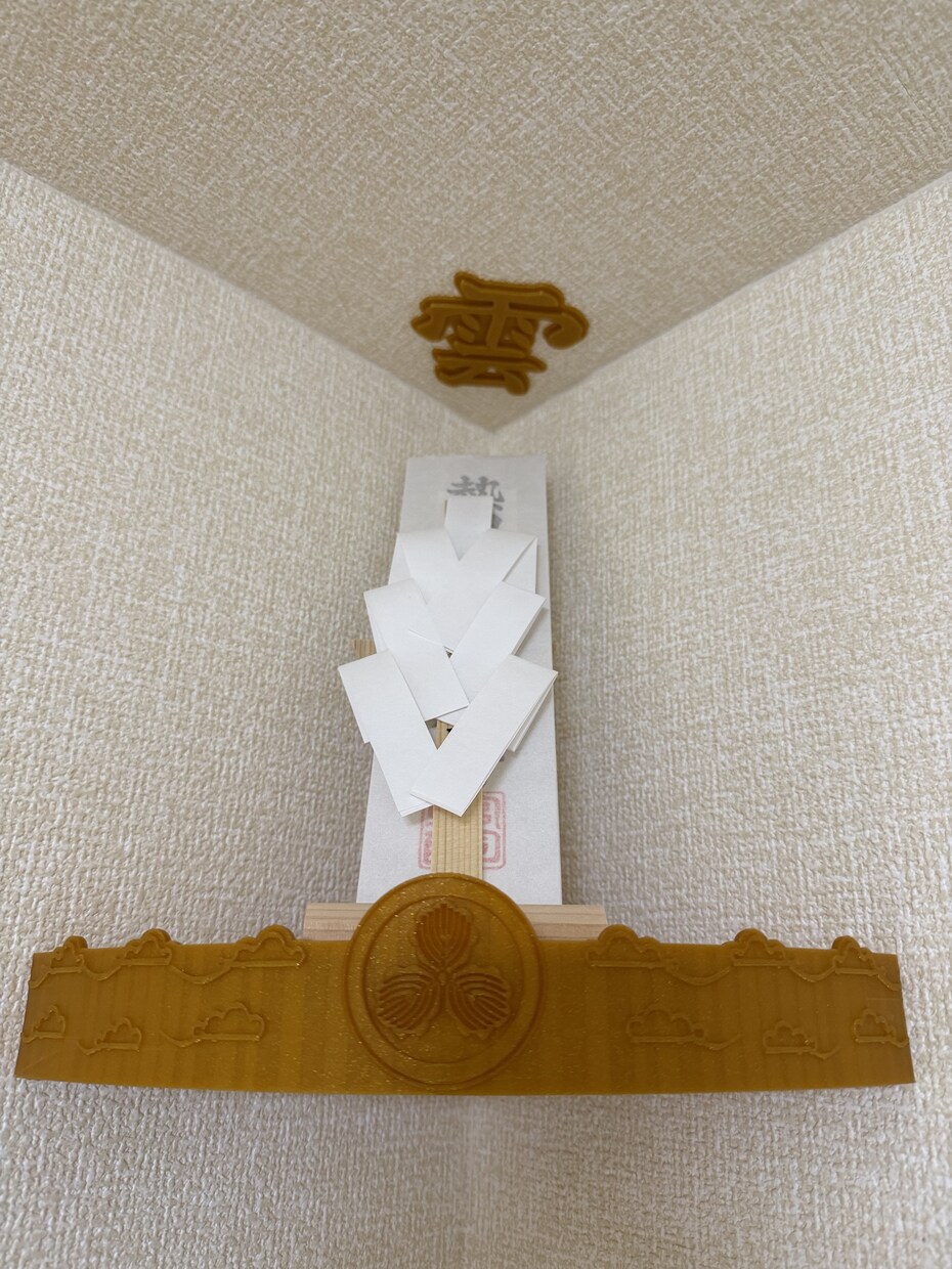家紋が入る！部屋の角にフィットする簡易神棚作ります 部屋のコーナーに収まるオリジナル神棚を、3Dプリンターで製作 イメージ2
