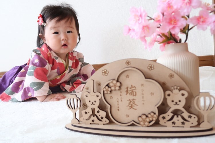 花の形をした木製木札の雛人形を作ります 真ん中に木札のある珍しいひな人形 イメージ6