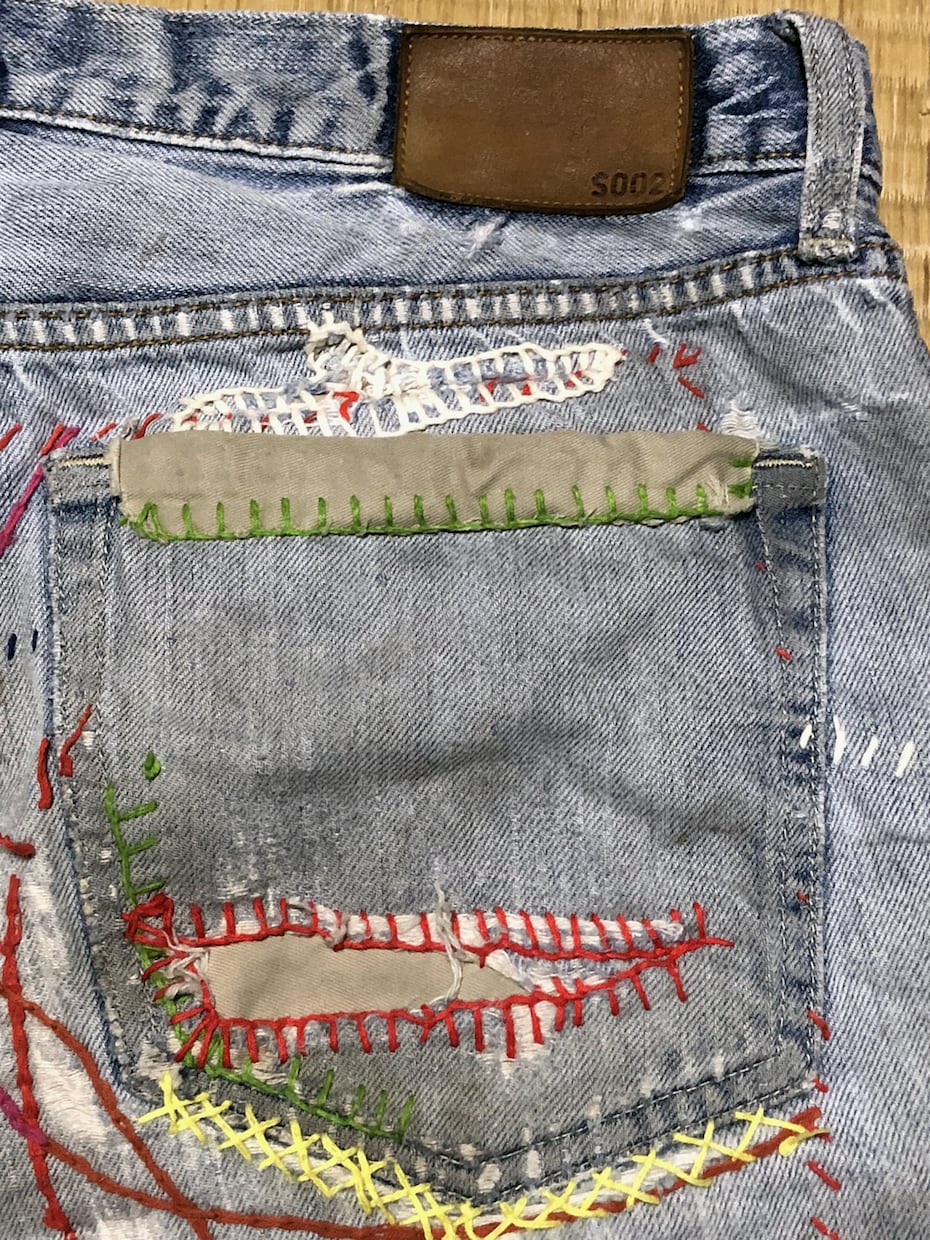 デニムパンツなどのハンドメイドリメイクをします 刺し子糸でアーティスティックなリメイクを行います。 イメージ8