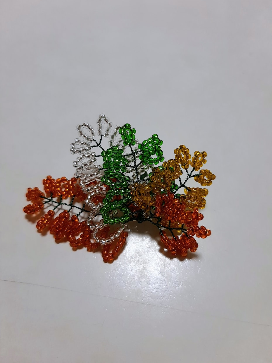 ビーズで作ったアクセサリーを販売します ビーズの花や葉のブローチ7個のセットです。 イメージ2