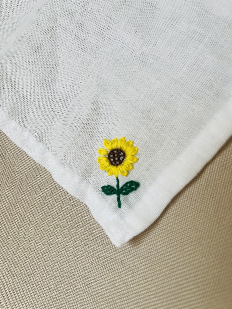 手作りの刺繍します ハンカチにお花や小物の刺繍します。長く愛されるお守りに。 イメージ4