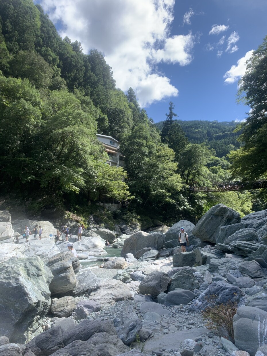せせらぎ、加工できます せせらぎ、、、石が白っぽい岩なので映えてます。 イメージ3