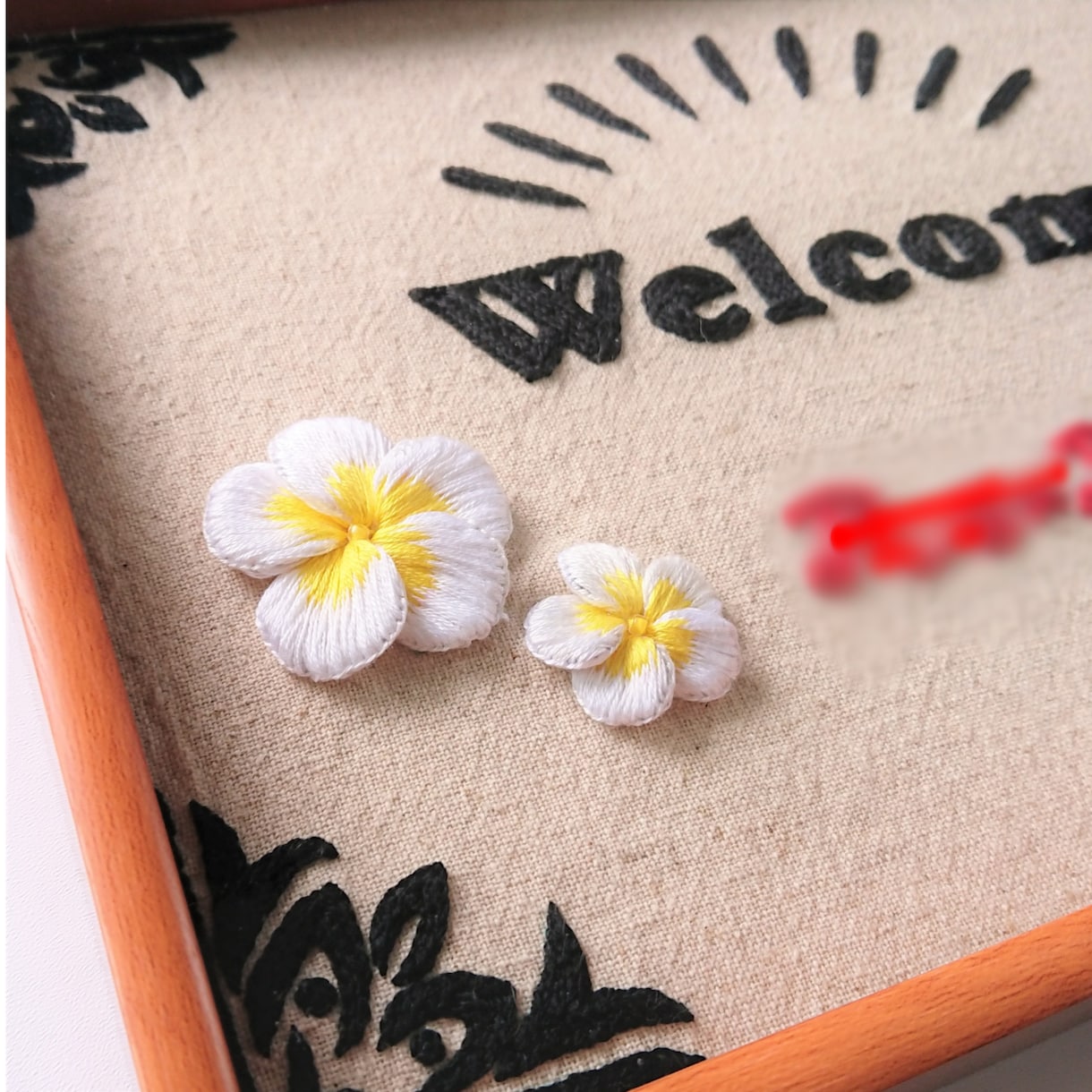 お店のロゴを心を込めて刺繍したボードにします 開業・周年記念に！温かみのある手刺繍で特別な１点を届けます イメージ2
