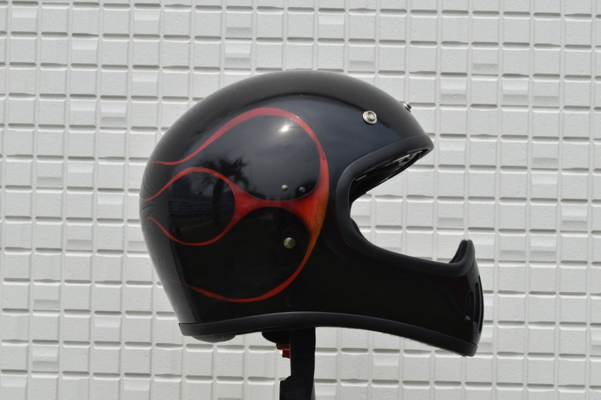 ヘルメットのカスタムペイントオーダー承ります プロの塗装屋がバイクに合ったヘルメットを作ります。 イメージ1