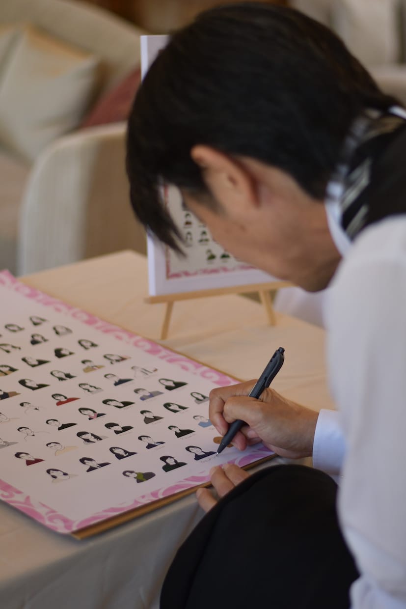 ゲスト様と作り上げる似顔絵結婚証明書を作成します ゲスト様が似顔絵にサインして完成する似顔絵入りの結婚証明書 イメージ3