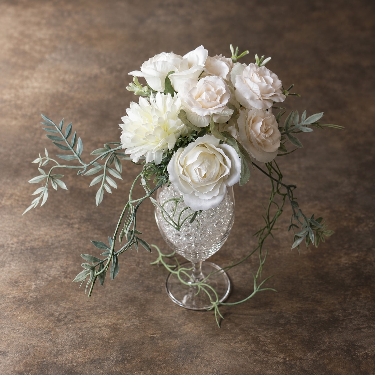 造花で結婚式のテーブルアレンジ作ります 生花禁止の会場にも最適です。カラー、花材等ご相談ください イメージ5