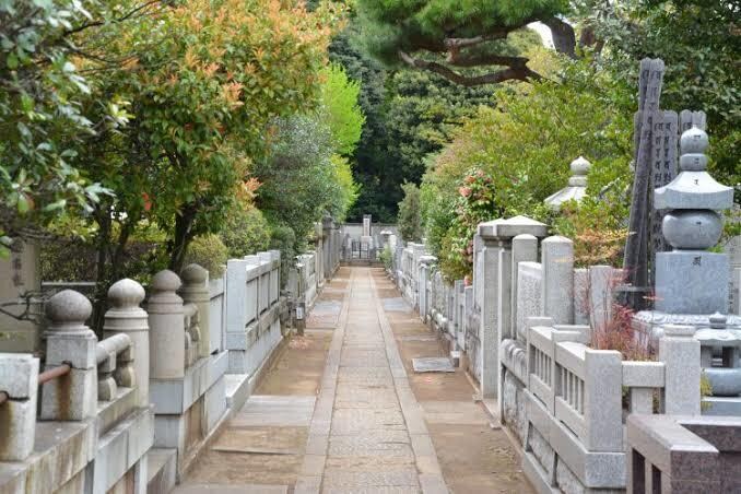 お寺で修行をしたスタッフがお墓参り代行致します 日々忙しいのでなかなか休暇が取れないなどと言った方向け イメージ1