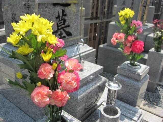 お墓参り代行致します 愛知県限定　心を込めてお花のお供え、お墓のお掃除致します。 イメージ1