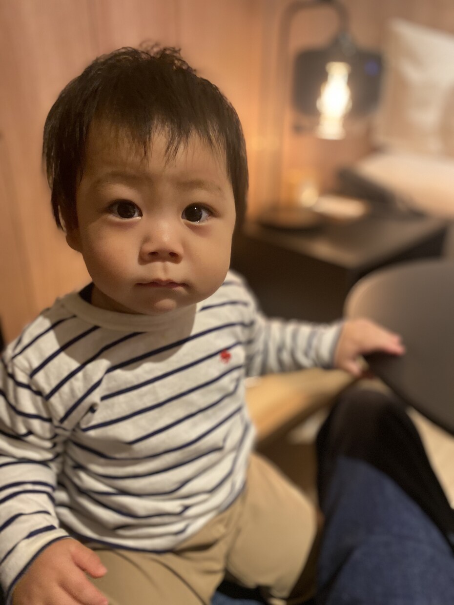 遊ぶ、食べる、笑うベビー子どもの写真素材提供します ぱっちりお目目、さらふわ桃肌、ふさふさヘアーの1歳boyです イメージ4