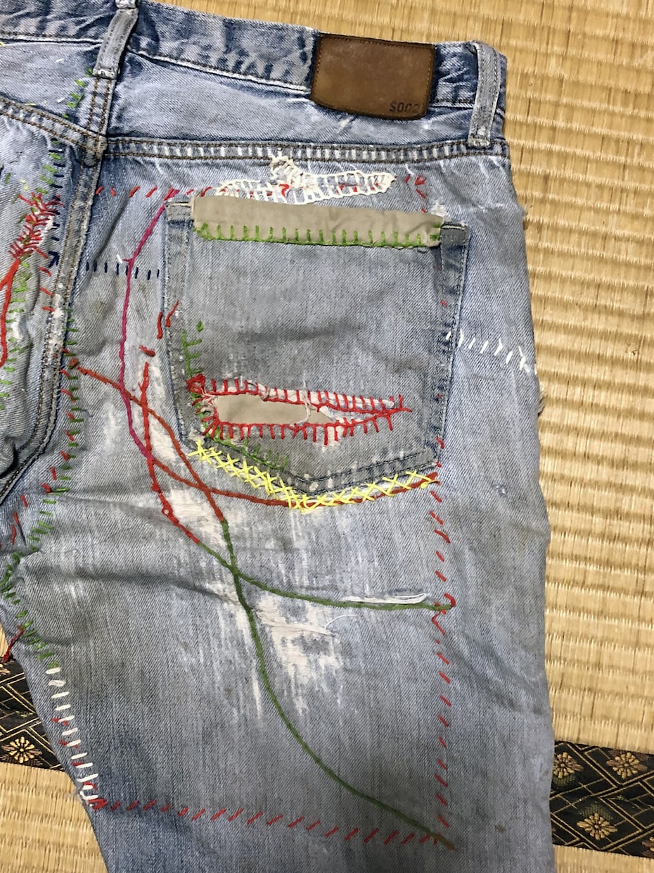 デニムパンツなどのハンドメイドリメイクをします 刺し子糸でアーティスティックなリメイクを行います。 イメージ4