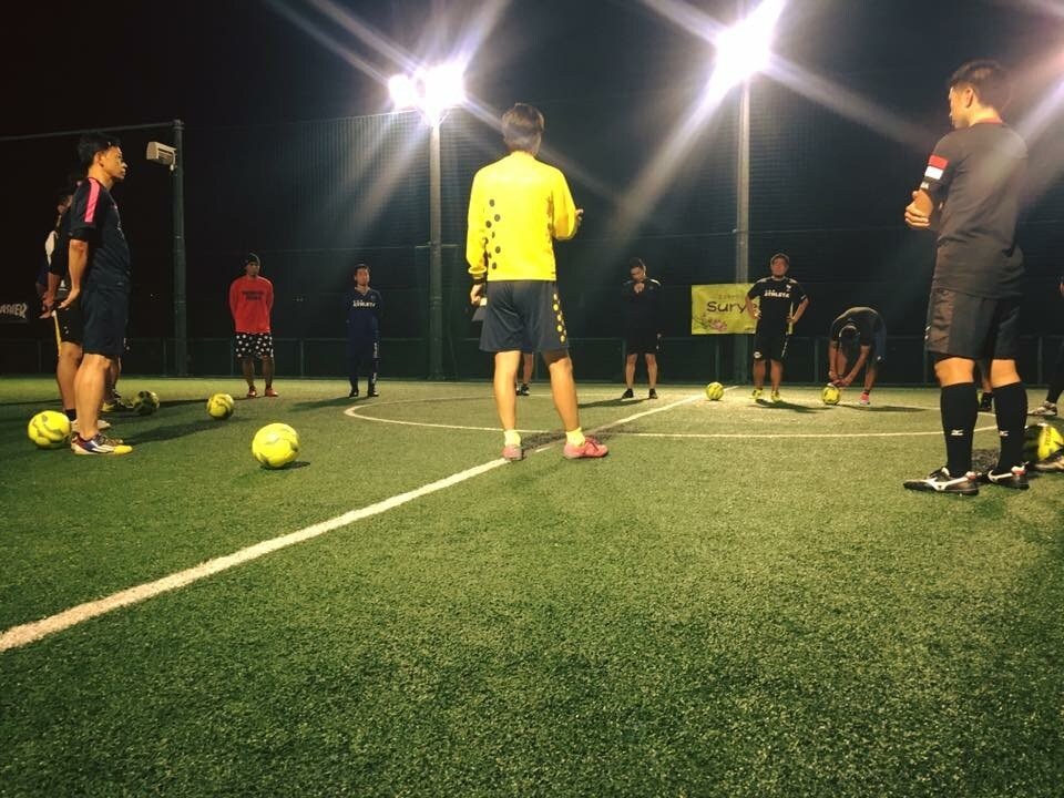 サッカーのトラップのちょっとしたこつ教えます ボールは止めようと思わないと止まっちゃうって知ってますか？？ イメージ3
