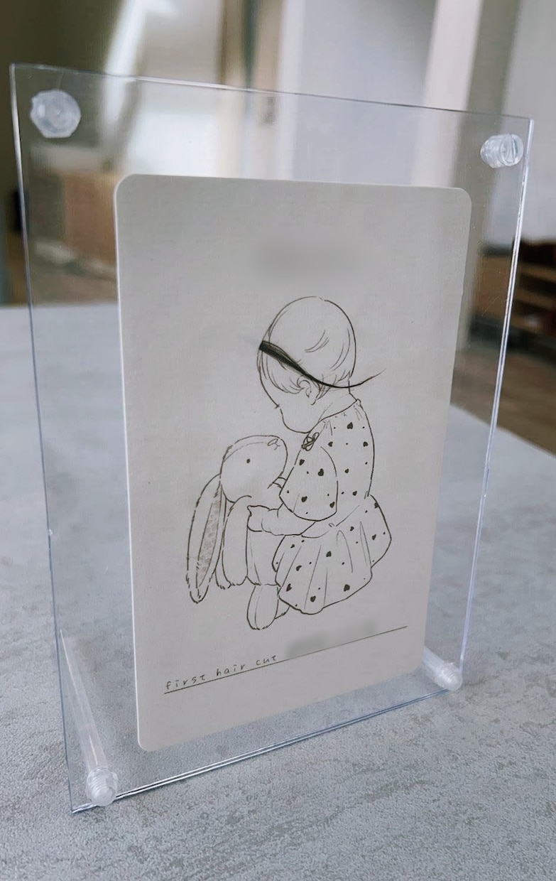 お子様のファーストカットアートをお描きします お写真を元にシンプルでおしゃれなイラストの台紙データ イメージ2